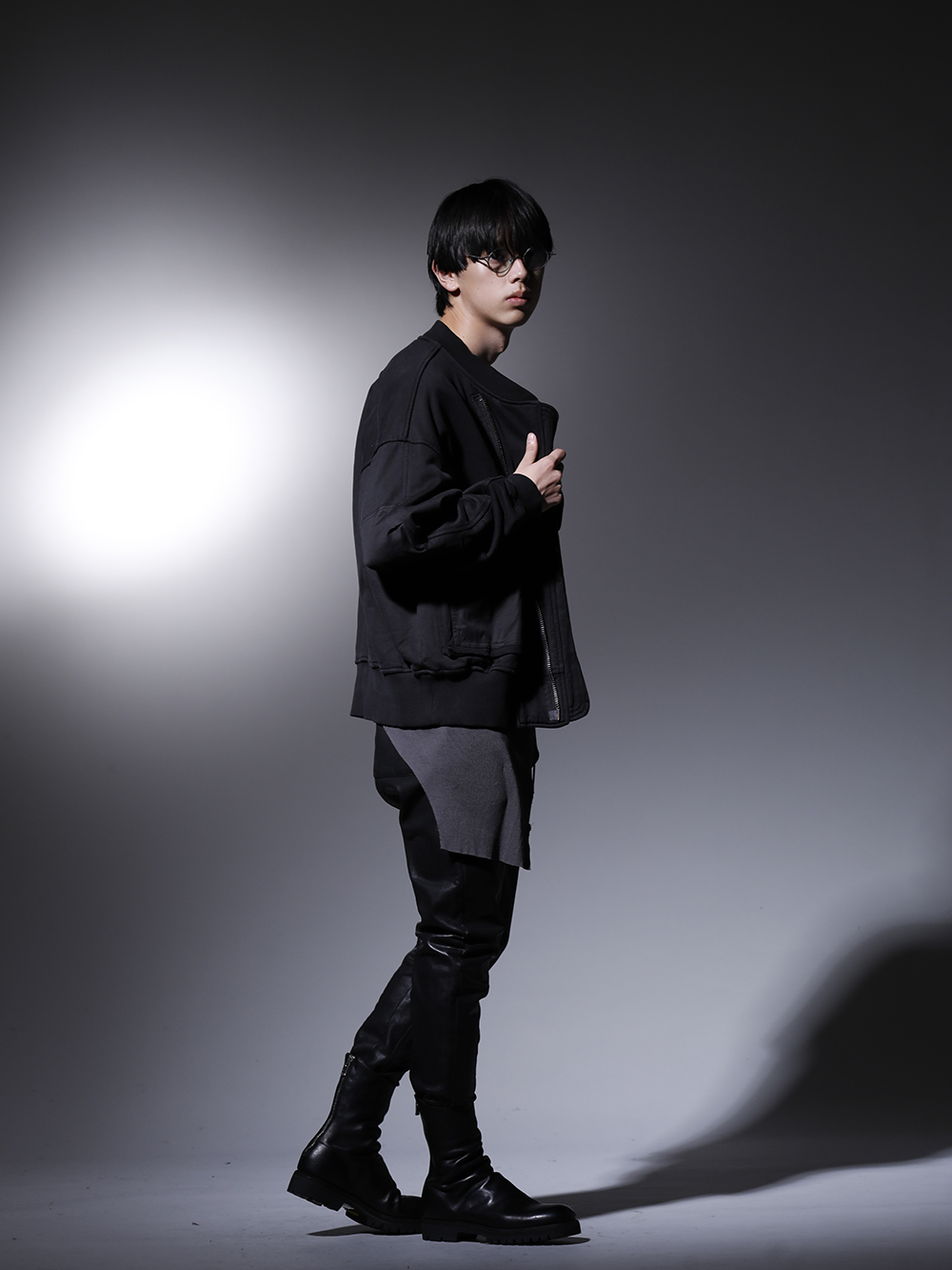 ユリウス / ザ ヴィリディアン / リガーズ  / グイディ 2022-23AW - カジュアルなスタイリングに生地感でアクセントを - VI-3536-01(コットン裏毛 MA-1ブルゾン) 799CUM25-Charcoal(リブ アシンメトリーカットソー チャコール) 799PAM26-C(コーティングスウェット シームドパンツ) 788V-black(バックジップブーツ ラバーソール - ホース フルグレイン レザー) RG1022TVA-JADE / INK(リガーズ 10周年 コラボレーション サングラス ジェイド / インク) - 1-002