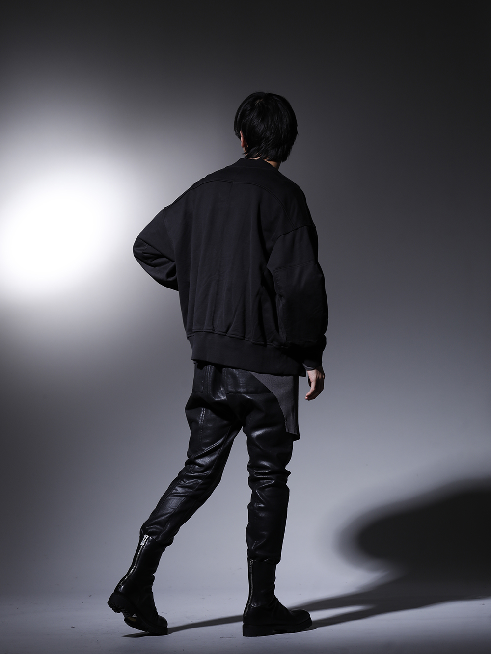 ユリウス / ザ ヴィリディアン / リガーズ  / グイディ 2022-23AW - カジュアルなスタイリングに生地感でアクセントを - VI-3536-01(コットン裏毛 MA-1ブルゾン) 799CUM25-Charcoal(リブ アシンメトリーカットソー チャコール) 799PAM26-C(コーティングスウェット シームドパンツ) 788V-black(バックジップブーツ ラバーソール - ホース フルグレイン レザー) RG1022TVA-JADE / INK(リガーズ 10周年 コラボレーション サングラス ジェイド / インク) - 1-004