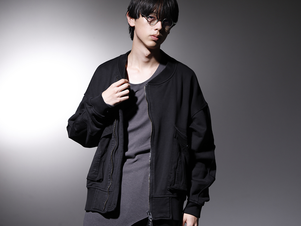 ユリウス / ザ ヴィリディアン / リガーズ 2022-23AW 製品染め、バイオ加工を施してヴィンテージ感を生み出した、肉厚の裏毛をベースにストレッチのツイルとカツラギを組ませたMA-1型ブルゾン - ルーズシルエットのブルゾンにクセのあるレイヤード - VI-3536-01(コットン裏毛 MA-1ブルゾン) 799CUM25-Charcoal(リブ アシンメトリーカットソー チャコール) RG1022TVA-JADE / INK(リガーズ 10周年 コラボレーション サングラス ジェイド / インク) - 2-001