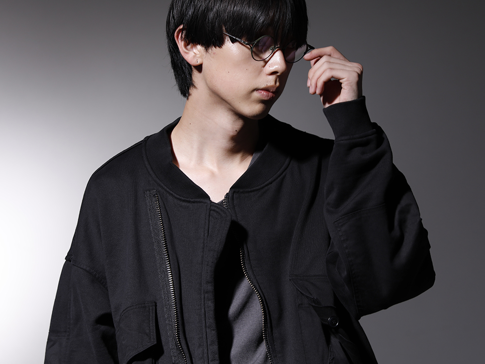 ユリウス / ザ ヴィリディアン / リガーズ 2022-23AW - ルーズシルエットのブルゾンにクセのあるレイヤード - VI-3536-01(コットン裏毛 MA-1ブルゾン) 799CUM25-Charcoal(リブ アシンメトリーカットソー チャコール) RG1022TVA-JADE / INK(リガーズ 10周年 コラボレーション サングラス ジェイド / インク) - 2-003