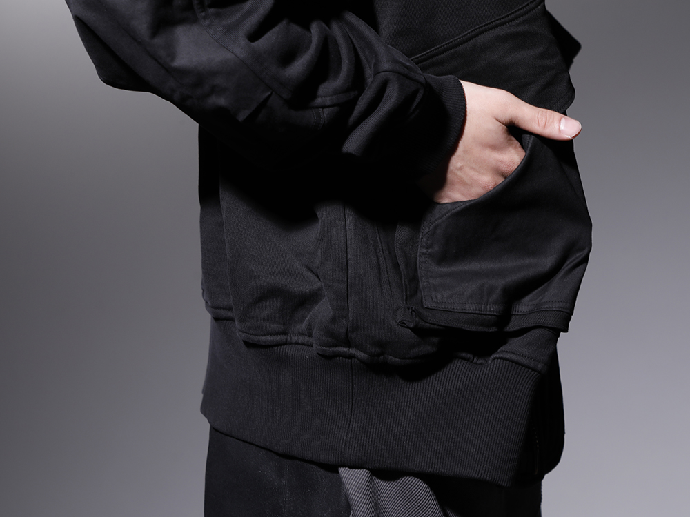 ユリウス / ザ ヴィリディアン 2022-23AW - ルーズシルエットのブルゾンにクセのあるレイヤード - VI-3536-01(コットン裏毛 MA-1ブルゾン) 799CUM25-Charcoal(リブ アシンメトリーカットソー チャコール) - 2-006