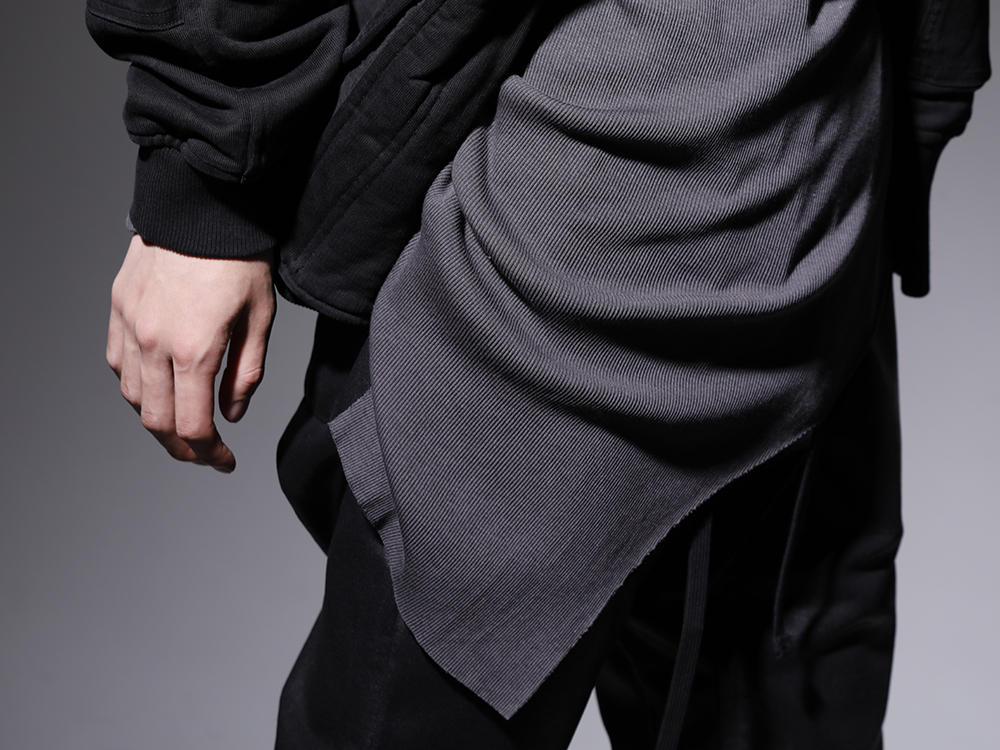 ユリウス / ザ ヴィリディアン 2022-23AW - ルーズシルエットのブルゾンにクセのあるレイヤード - VI-3536-01(コットン裏毛 MA-1ブルゾン) 799CUM25-Charcoal(リブ アシンメトリーカットソー チャコール) - 2-007