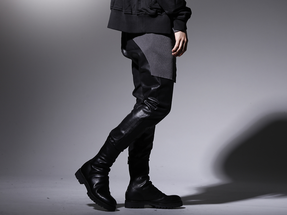 ユリウス / グイディ 2022-23AW - スタイリングにアクセントを加える光沢の強いパンツ - 799PAM26-C(コーティングスウェット シームドパンツ) 788V-black(バックジップブーツ ラバーソール - ホース フルグレイン レザー) - 3-002