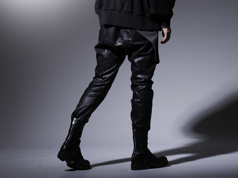 ユリウス / グイディ 2022-23AW - スタイリングにアクセントを加える光沢の強いパンツ - 799PAM26-C(コーティングスウェット シームドパンツ) 788V-black(バックジップブーツ ラバーソール - ホース フルグレイン レザー) - 3-003