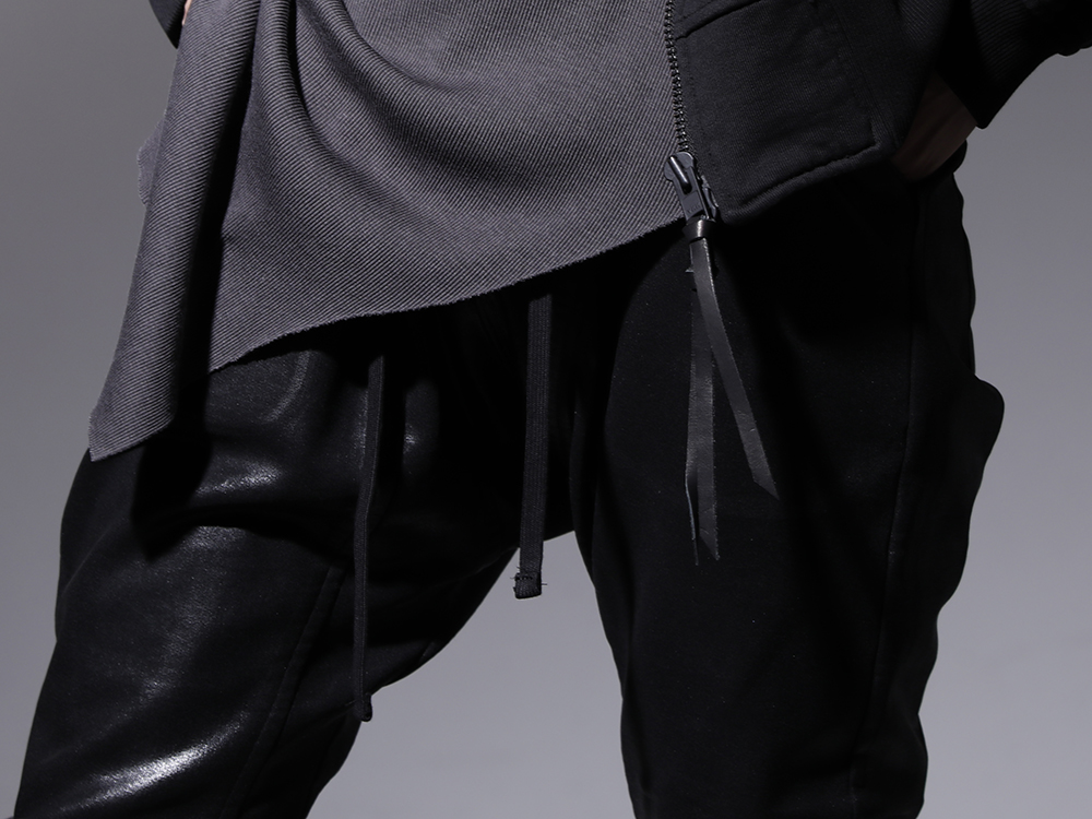 ユリウス 2022-23AW - スタイリングにアクセントを加える光沢の強いパンツ - 799PAM26-C(コーティングスウェット シームドパンツ) - 3-004