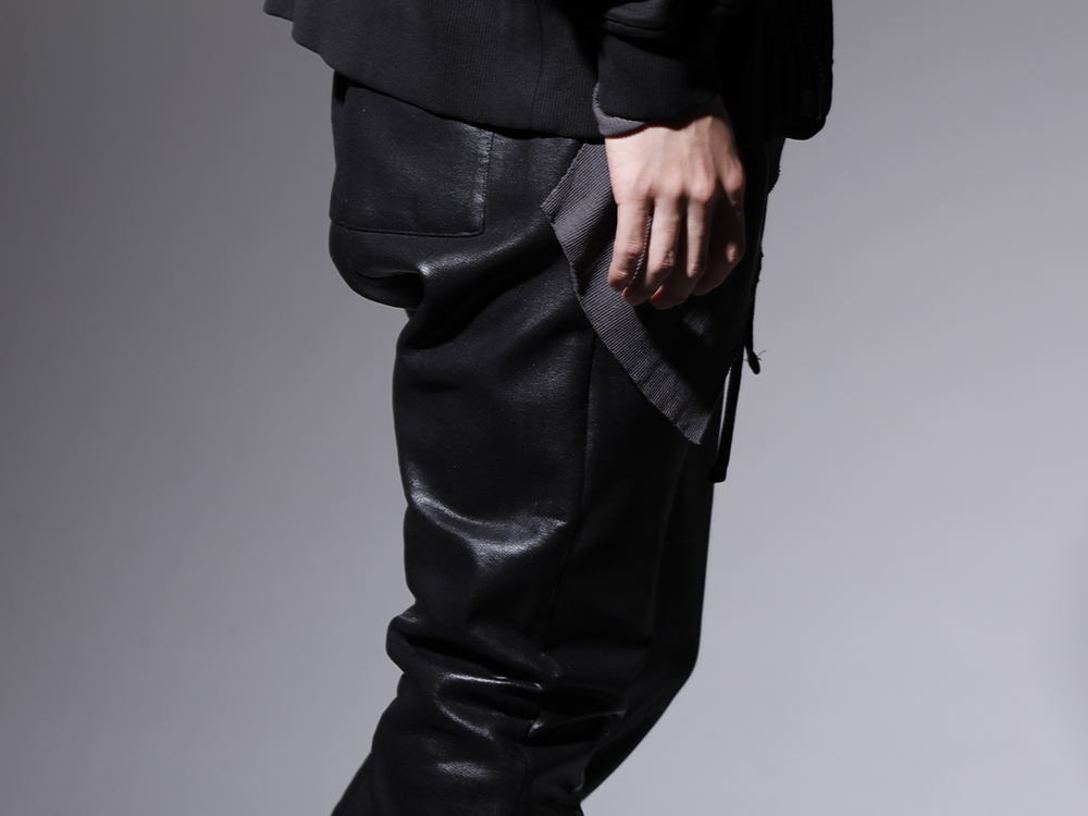 ユリウス 2022-23AW - スタイリングにアクセントを加える光沢の強いパンツ - 799PAM26-C(コーティングスウェット シームドパンツ) - 3-005