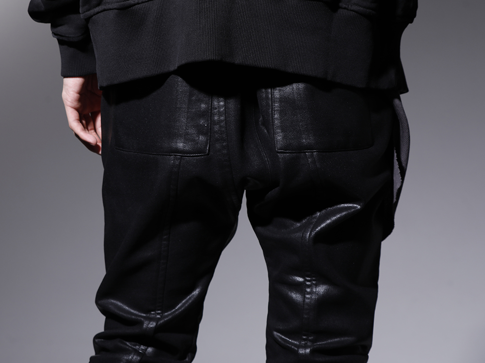 ユリウス 2022-23AW - スタイリングにアクセントを加える光沢の強いパンツ - 799PAM26-C(コーティングスウェット シームドパンツ) - 3-006