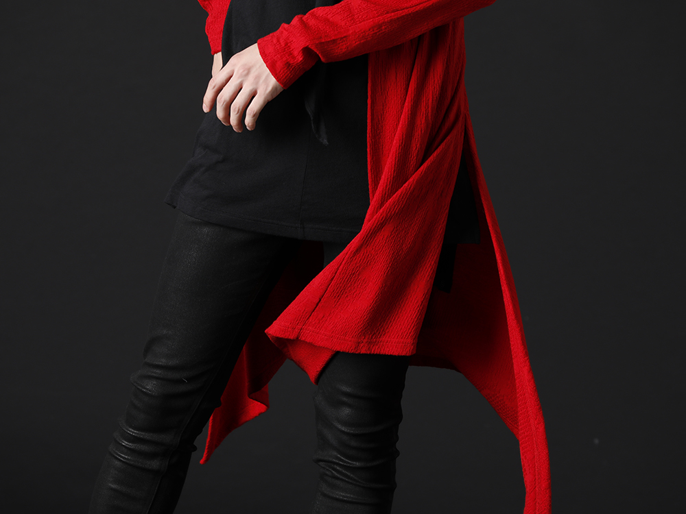 kiryuyrik / THE ONENESS 2022-23AW - A cardigan with a bright red and designer silhouette. - KO-HT25-057(Python Jacquard Jersey Dolman Flare Cardigan) OA-HT31-051(Dolma Frill T-Shirts) - 3-009