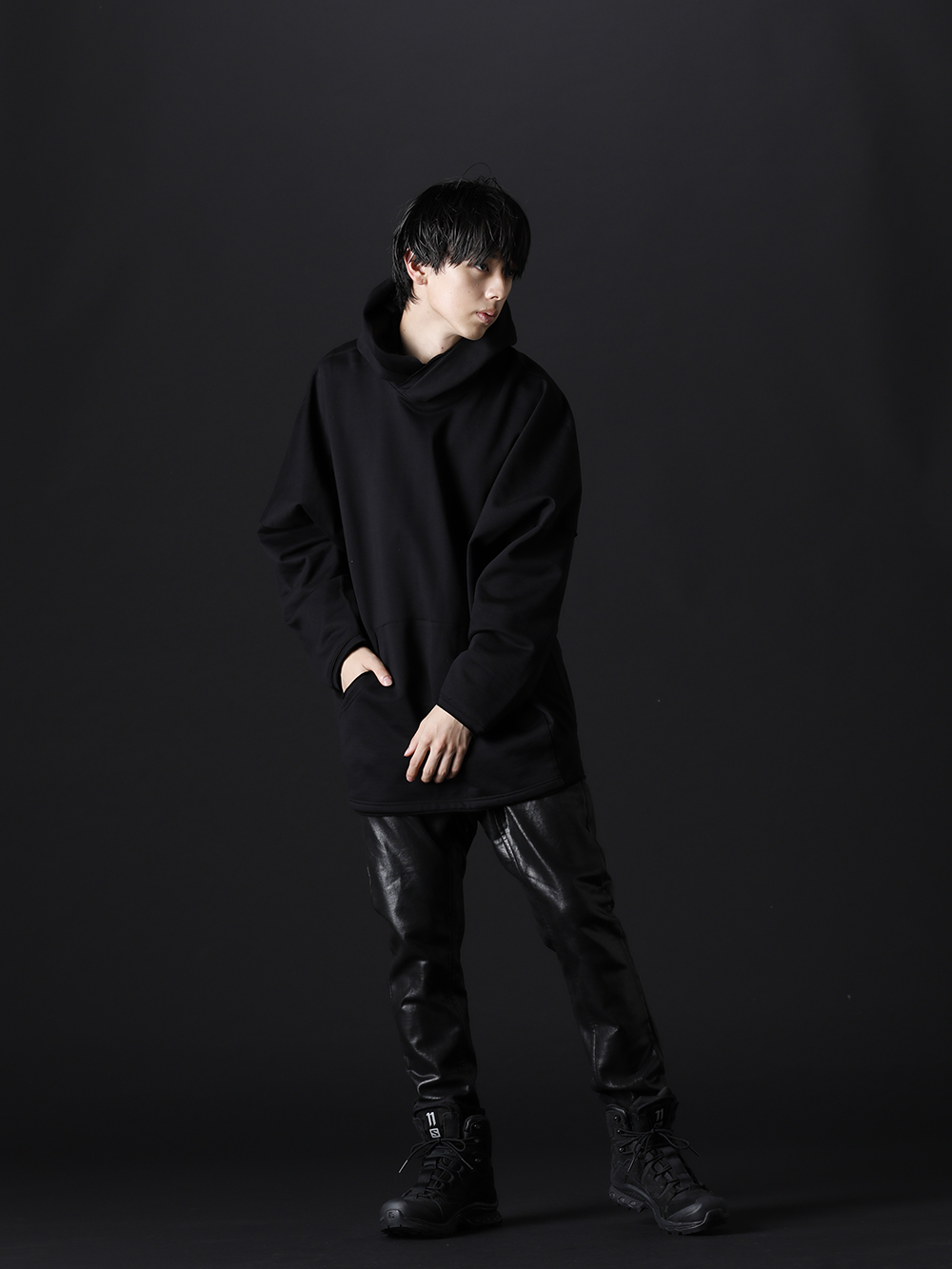 ヌード マサヒコマルヤマ / ユリウス / イレブン バイ ボリス ビジャン サベリ 2022-23AW - オールブラックでまとめあげたストレスフリーなフーディースタイル - NU-1648(フリース ニット オーバーサイズ フーディー) 799PAM26-C(コーティングスウェット シームドパンツ) BOOT2-GTX-Black(BOOT2 ゴアテックス ブラック) - 1-001