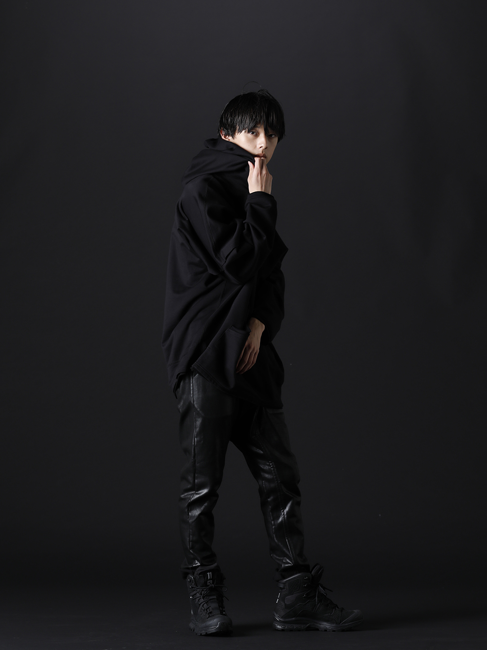 ヌード マサヒコマルヤマ / ユリウス / イレブン バイ ボリス ビジャン サベリ 2022-23AW スタイリング 無地のブラックカラーでまとめたスタイリングながら、ディテールや生地感でカジュアルになりすぎないスタイリング - オールブラックでまとめあげたストレスフリーなフーディースタイル - NU-1648(フリース ニット オーバーサイズ フーディー) 799PAM26-C(コーティングスウェット シームドパンツ) BOOT2-GTX-Black(BOOT2 ゴアテックス ブラック) - 1-002