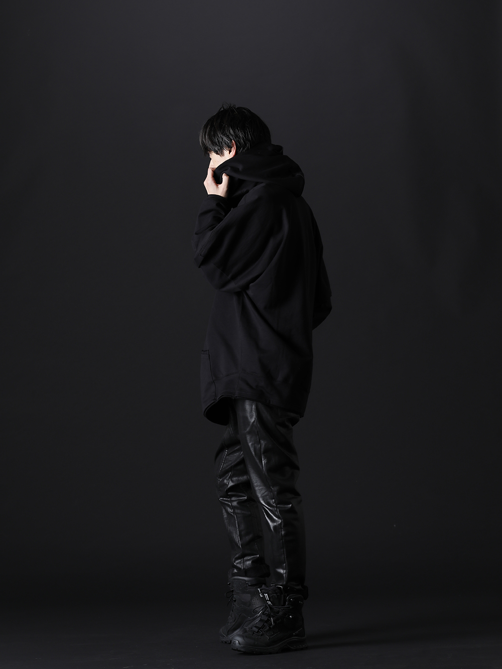 ヌード マサヒコマルヤマ / ユリウス / イレブン バイ ボリス ビジャン サベリ 2022-23AW - オールブラックでまとめあげたストレスフリーなフーディースタイル - NU-1648(フリース ニット オーバーサイズ フーディー) 799PAM26-C(コーティングスウェット シームドパンツ) BOOT2-GTX-Black(BOOT2 ゴアテックス ブラック) - 1-003