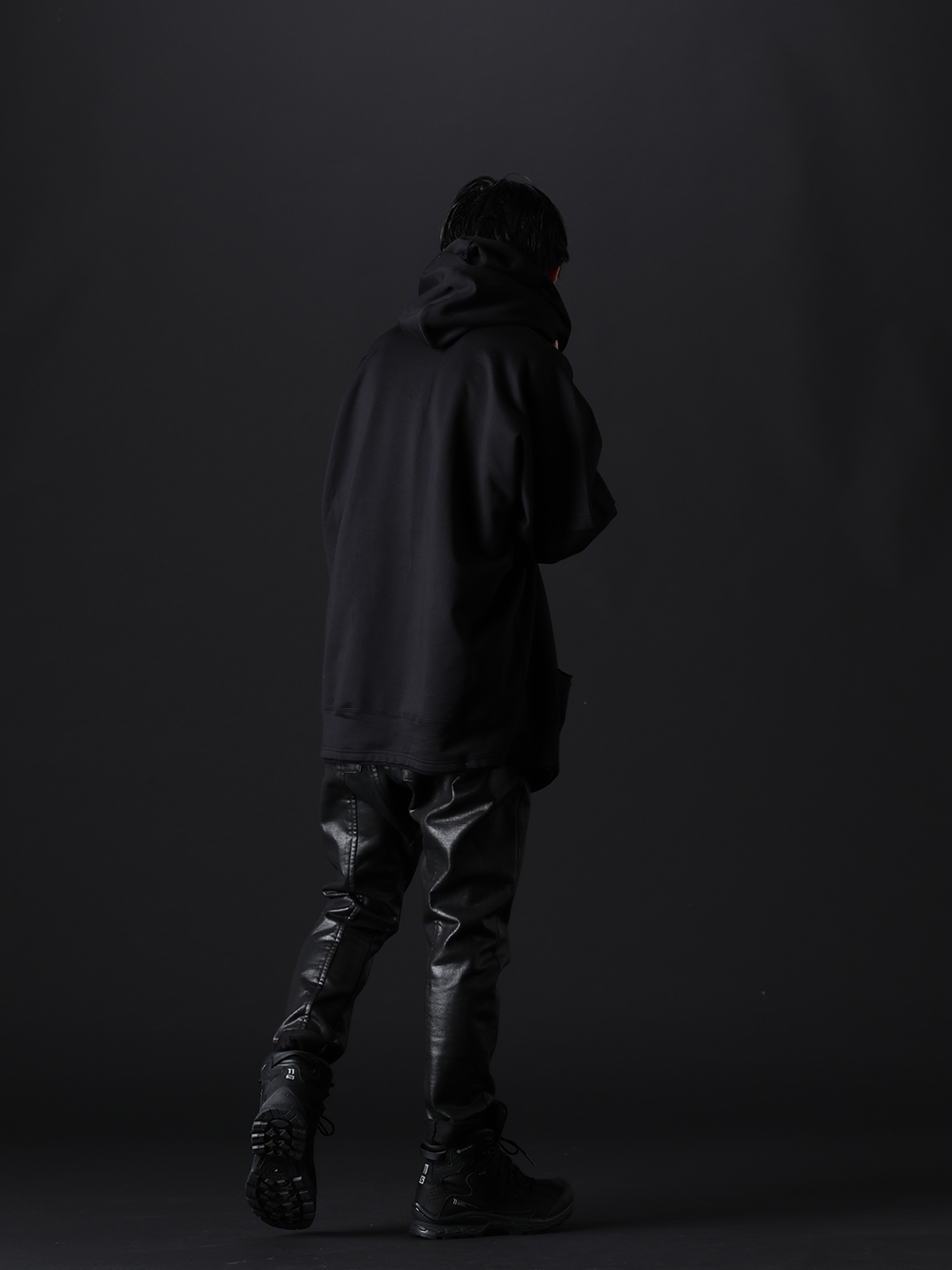 ヌード マサヒコマルヤマ / ユリウス / イレブン バイ ボリス ビジャン サベリ 2022-23AW - オールブラックでまとめあげたストレスフリーなフーディースタイル - NU-1648(フリース ニット オーバーサイズ フーディー) 799PAM26-C(コーティングスウェット シームドパンツ) BOOT2-GTX-Black(BOOT2 ゴアテックス ブラック) - 1-004