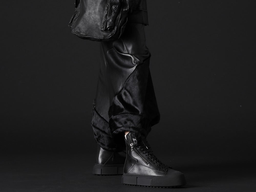ユリウス 2022-23AW - シーズンを象徴するインパクト抜群のパンツ - 797PAM8(ラムスキン / カウヘアー サルエルパンツ) 797FWM2-L-Black(カウレザー レースアップ スニーカー ブラック) - 3-002