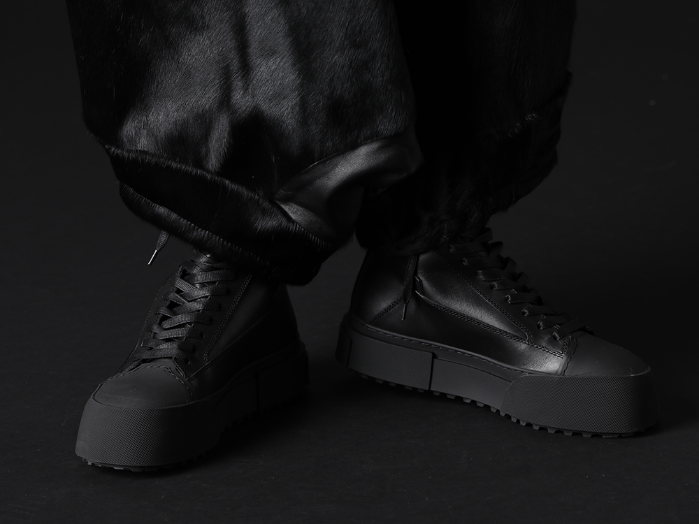 ユリウス 2022-23AW - シーズンを象徴するインパクト抜群のパンツ - 797FWM2-L-Black(カウレザー レースアップ スニーカー ブラック) - 3-006