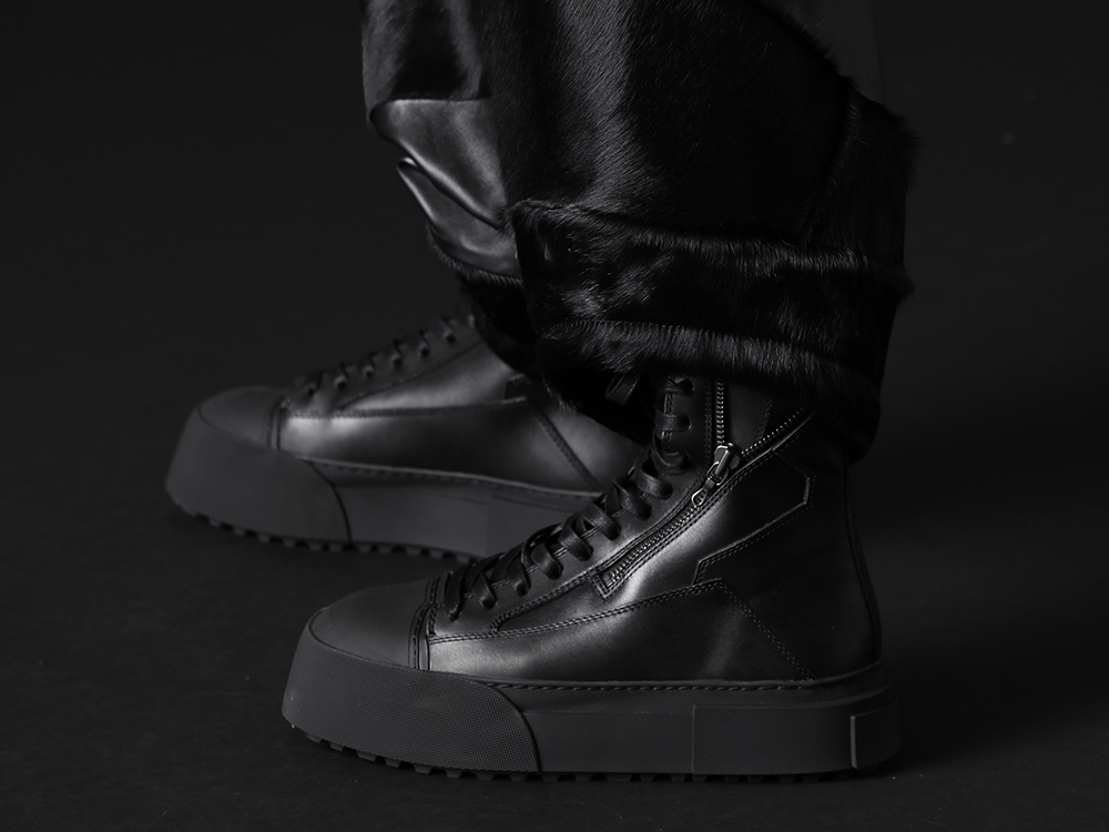 ユリウス 2022-23AW - シーズンを象徴するインパクト抜群のパンツ - 797FWM2-L-Black(カウレザー レースアップ スニーカー ブラック) - 3-007