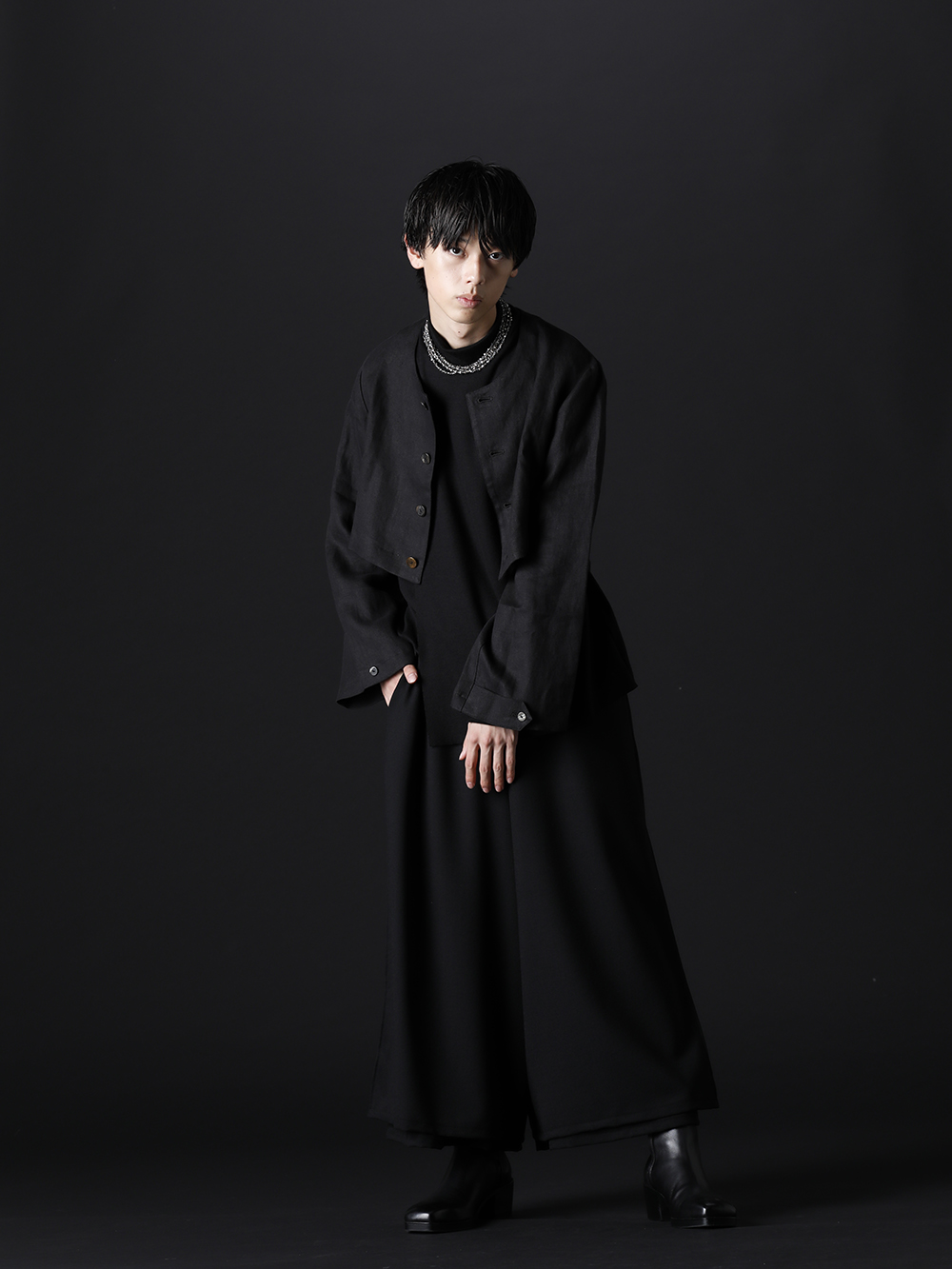 クジャク / タカヒロミヤシタ ザソロイスト 2022-23AW スタイリング ショートジャケットにワイドパンツを合わせた、美しいAラインシルエットでフェミニンさも感じるオールブラックスタイル - 上品でフェミニンな雰囲気を漂わせるブラックスタイル - KJ-22SS26-black(クコ ジャケット ブラック) KJ-22AW30-Black(サンゴジュ プルオーバー ブラック) KJ-22AW22(ヒルガオ パンツ) KJ-21AW38(キリ ブーツ) sa.0024AW22(クワドループルガラスビーズウィズボールチェーンネックレス) - 1-001