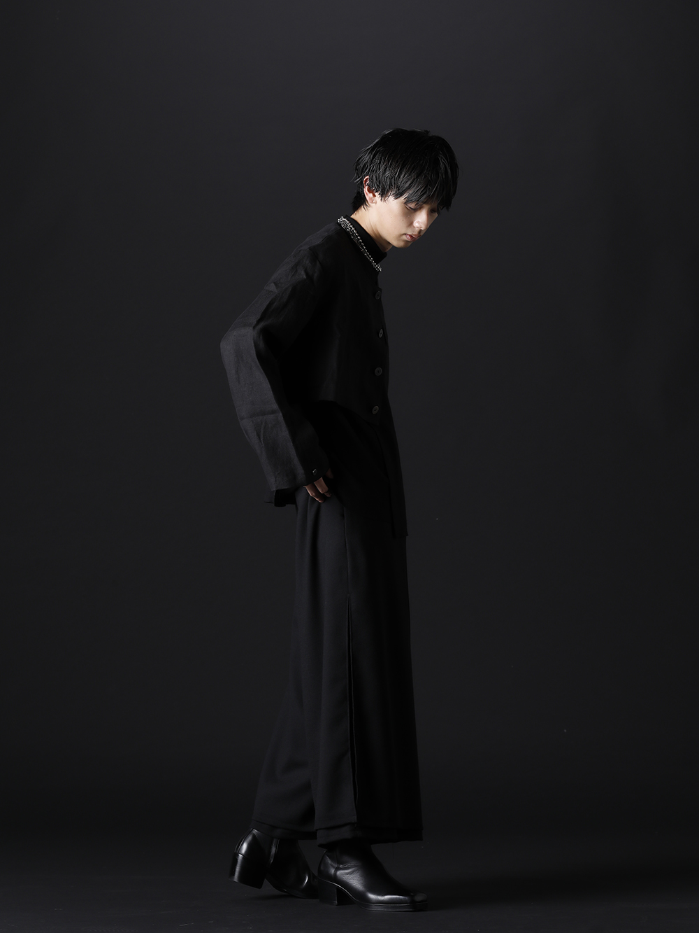 クジャク / タカヒロミヤシタ ザソロイスト 2022-23AW - 上品でフェミニンな雰囲気を漂わせるブラックスタイル - KJ-22SS26-black(クコ ジャケット ブラック) KJ-22AW30-Black(サンゴジュ プルオーバー ブラック) KJ-22AW22(ヒルガオ パンツ) KJ-21AW38(キリ ブーツ) sa.0024AW22(クワドループルガラスビーズウィズボールチェーンネックレス) - 1-002