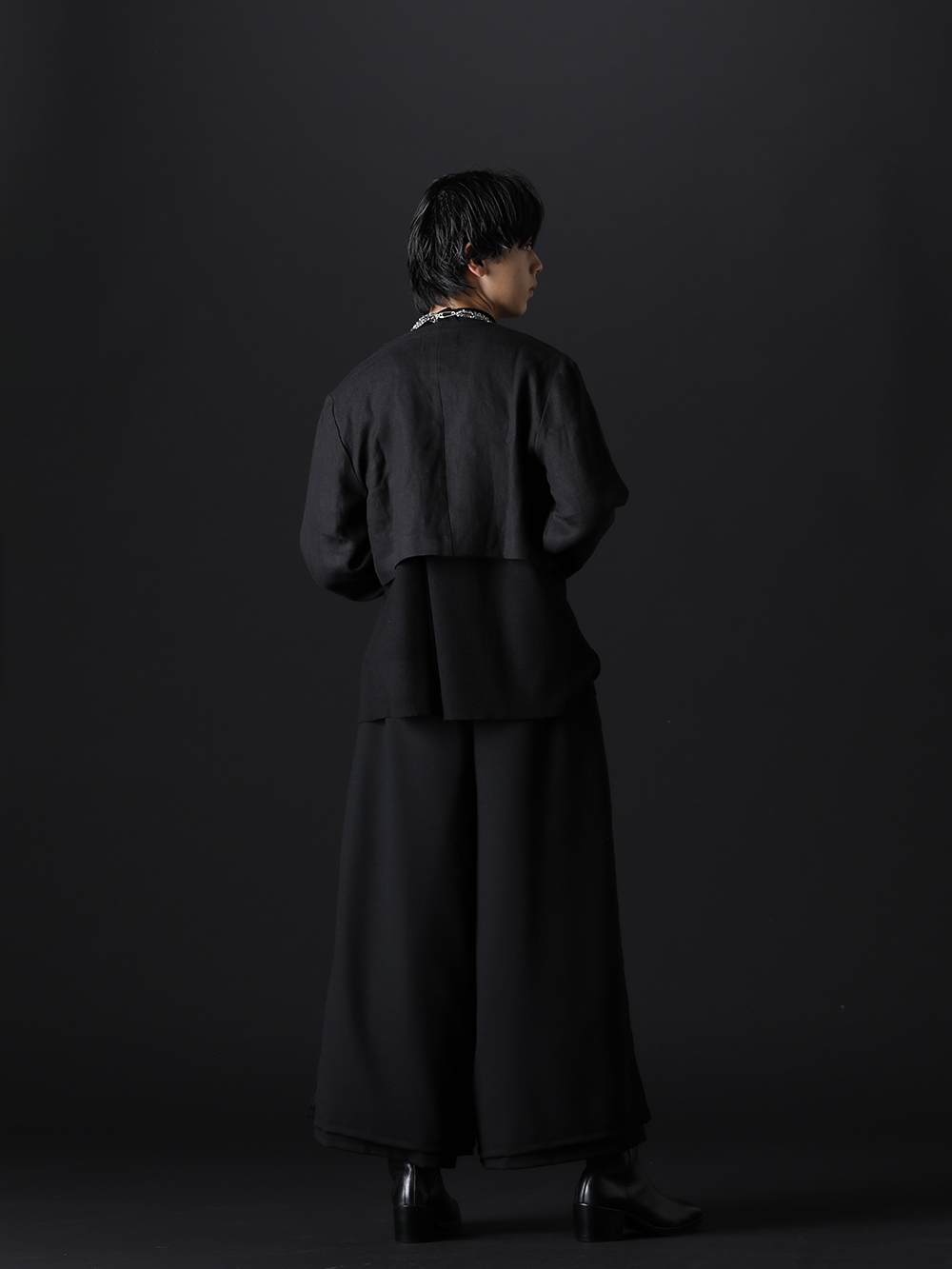 クジャク / タカヒロミヤシタ ザソロイスト 2022-23AW - 上品でフェミニンな雰囲気を漂わせるブラックスタイル - KJ-22SS26-black(クコ ジャケット ブラック) KJ-22AW30-Black(サンゴジュ プルオーバー ブラック) KJ-22AW22(ヒルガオ パンツ) KJ-21AW38(キリ ブーツ) sa.0024AW22(クワドループルガラスビーズウィズボールチェーンネックレス) - 1-003