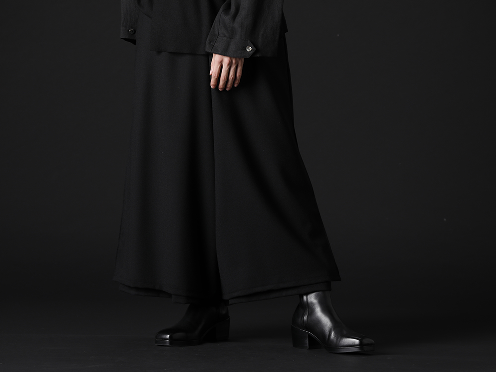 クジャク 2022-23AW - 綺麗なAラインを作り出す今季ならではのパンツ - KJ-22AW22(ヒルガオ パンツ) KJ-21AW38(キリ ブーツ) - 3-001