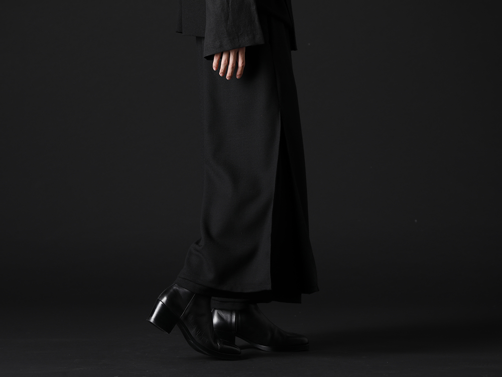 クジャク 2022-23AW - 綺麗なAラインを作り出す今季ならではのパンツ - KJ-22AW22(ヒルガオ パンツ) KJ-21AW38(キリ ブーツ) - 3-002