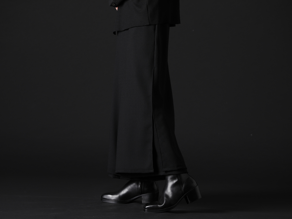 クジャク 2022-23AW - 綺麗なAラインを作り出す今季ならではのパンツ - KJ-22AW22(ヒルガオ パンツ) KJ-21AW38(キリ ブーツ) - 3-003