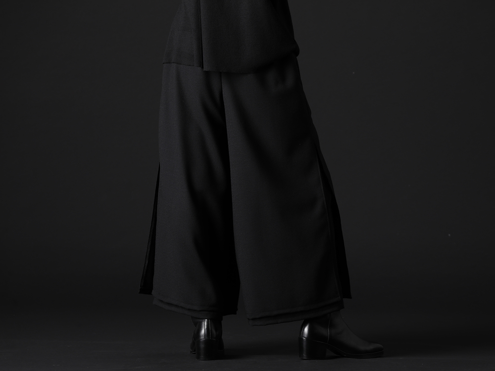 クジャク 2022-23AW - 綺麗なAラインを作り出す今季ならではのパンツ - KJ-22AW22(ヒルガオ パンツ) KJ-21AW38(キリ ブーツ) - 3-004