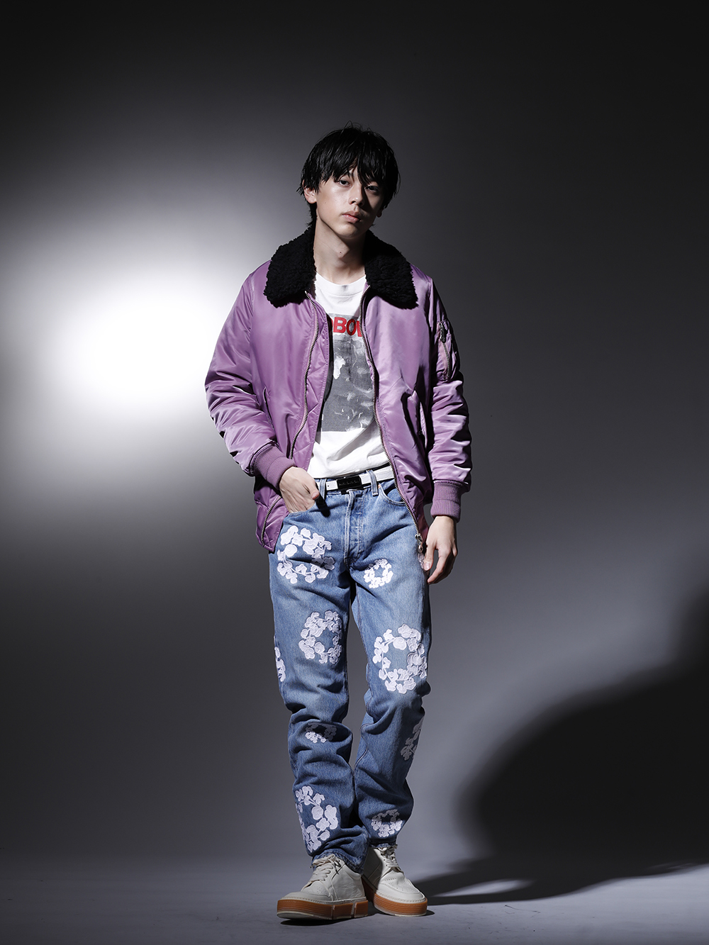 フェノメノン / セントマイケル / デニムティアーズ / グイディ 2022-23AW - ライラックカラーが目を惹くブルゾンを使ったスタイリング - ILLJK22A-007-lilac(クロス フライトジャケット ライラック) SM-A22-0000-074(デヴィッド・ボウイ × セントマイケル STATION ロングスリーブTシャツ) DT-S22-0000-010(COTTON WREATH チェーンステッチ ジーンズ ライトウォッシュ - 501-900-30) GJ02-CO00T(レースアップブーツ - ホースフルグレインレザー - GJ02 CO00T) PH-014-White-Silver(リバーシブル ナローベルト ホワイト × シルバー) - 1-001