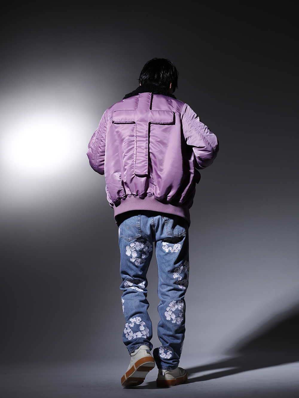 フェノメノン / セントマイケル / デニムティアーズ / グイディ 2022-23AW - ライラックカラーが目を惹くブルゾンを使ったスタイリング - ILLJK22A-007-lilac(クロス フライトジャケット ライラック) SM-A22-0000-074(デヴィッド・ボウイ × セントマイケル STATION ロングスリーブTシャツ) DT-S22-0000-010(COTTON WREATH チェーンステッチ ジーンズ ライトウォッシュ - 501-900-30) GJ02-CO00T(レースアップブーツ - ホースフルグレインレザー - GJ02 CO00T) PH-014-White-Silver(リバーシブル ナローベルト ホワイト × シルバー) - 1-004