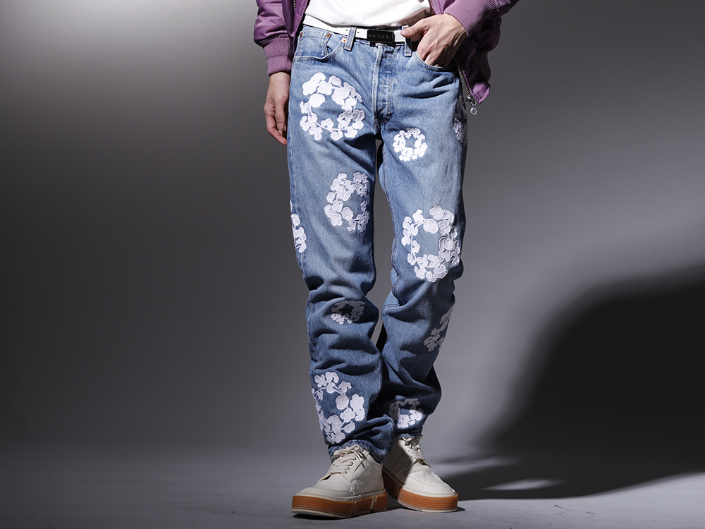デニムティアーズ / フェノメノン / グイディ 2022-23AW - コットンリーフの刺繍が特徴的なデニムパンツ。 - DT-S22-0000-010(COTTON WREATH チェーンステッチ ジーンズ ライトウォッシュ - 501-900-30) PH-014-White-Silver(リバーシブル ナローベルト ホワイト × シルバー) GJ02-CO00T(レースアップブーツ - ホースフルグレインレザー - GJ02 CO00T) - 3-001