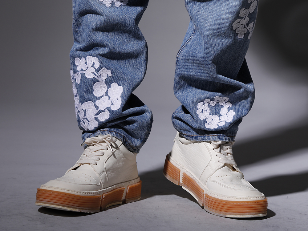 グイディ 2022-23AW - コットンリーフの刺繍が特徴的なデニムパンツ。 - GJ02-CO00T(レースアップブーツ - ホースフルグレインレザー - GJ02 CO00T) - 3-006