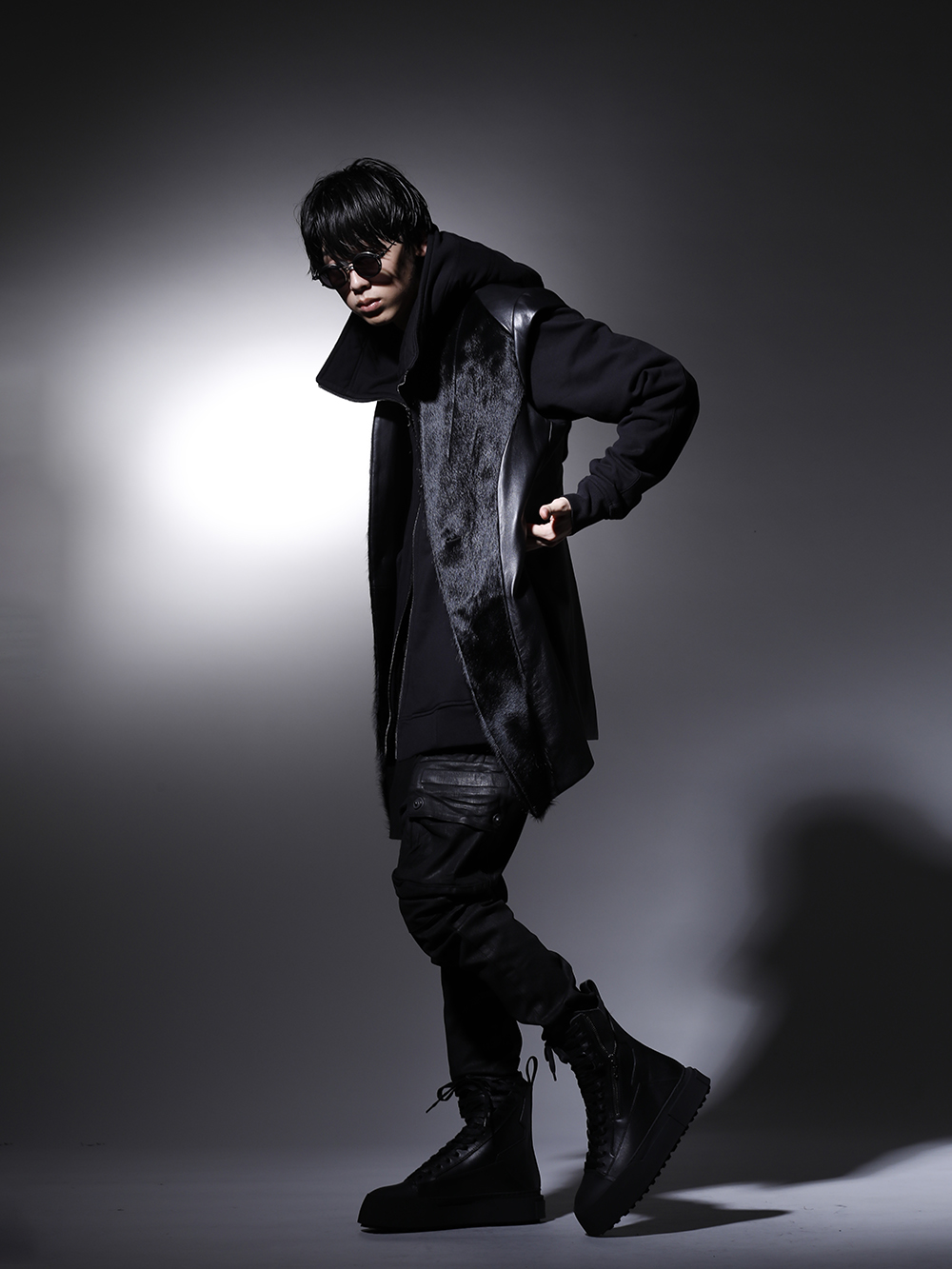 JULIUS / The Viridi-anne / RIGARDS 2022-23AW styling This season's signature avant-garde vest is paired with popular hoodies and gas mask pants for a dark styling that fully reflects the brand's worldview. - A dark, black style that shows the brand's worldview - 797VEM2(Lamb Skin / Cow Hair Vest) 799CUM21-Black(Front Zip Sweat Hoodie Black) 799CUM25-Black(Rib Asymmetry Cutsewn Black) 799PAM25-C(10.5oz Stretch Denim Gas Mask Coated Skinny Pants) 797FWM2-L-Black(Cow Leather Lace Up Sneaker Black) RG2001TVA-Vintage-Black-Black(RIGARDS collaboration sunglasses - Vintage Black+Black / Clear+D.Gray Lens) - 1-002