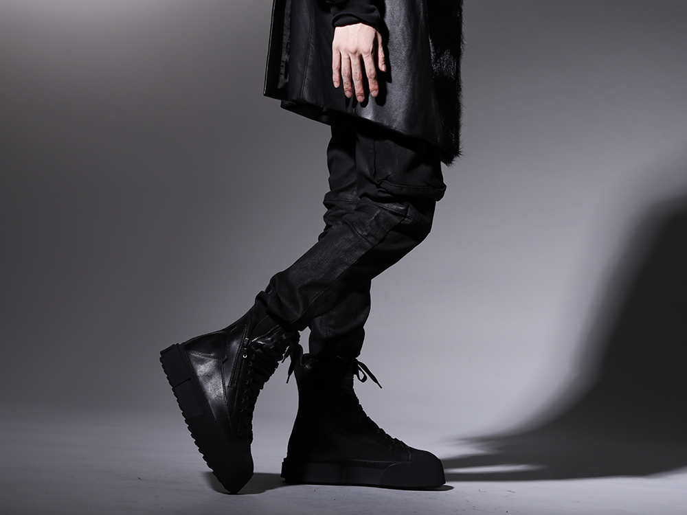 JULIUS 2022-23AW - Overwhelmingly Popular Gas Mask Coming This Season - 799PAM25-C(10.5oz Stretch Denim Gas Mask Coated Skinny Pants) 797FWM2-L-Black(Cow Leather Lace Up Sneaker Black) - 3-002