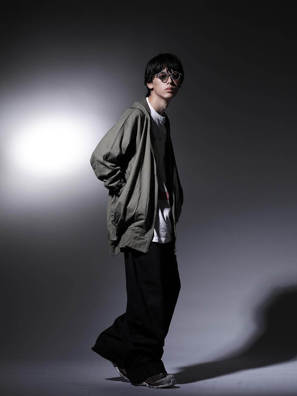 ユリウス / セントマイケル / イレブン バイ ボリス ビジャン サベリ / ザ ヴィリディアン / リガーズ 2022-23AW - アースカラーで作り上げるルーズシルエットスタイル - 787CUM4-agreen(ツイスト タック フーディー グリーン) SM-A22-0000-008(SPIRITUL MARIA ショートスリーブTシャツ) 797PAM10-BK(10oz ストレッチデニム コーティング トラウザーズ) BOOT2-GTX-WH-LR-ALL-DIRTY-GREY(BOOT2 GTX WH/LR/ALL DIRTY GREY) RG2001TVA-Gray-Gray-Clear(リガーズ コラボレーション サングラス グレー+グレー / L.ミラー) - 1-002