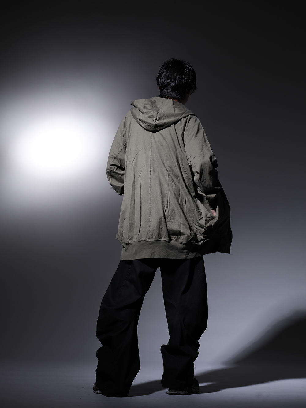 ユリウス / セントマイケル / イレブン バイ ボリス ビジャン サベリ / ザ ヴィリディアン / リガーズ 2022-23AW - アースカラーで作り上げるルーズシルエットスタイル - 787CUM4-agreen(ツイスト タック フーディー グリーン) SM-A22-0000-008(SPIRITUL MARIA ショートスリーブTシャツ) 797PAM10-BK(10oz ストレッチデニム コーティング トラウザーズ) BOOT2-GTX-WH-LR-ALL-DIRTY-GREY(BOOT2 GTX WH/LR/ALL DIRTY GREY) RG2001TVA-Gray-Gray-Clear(リガーズ コラボレーション サングラス グレー+グレー / L.ミラー) - 1-003