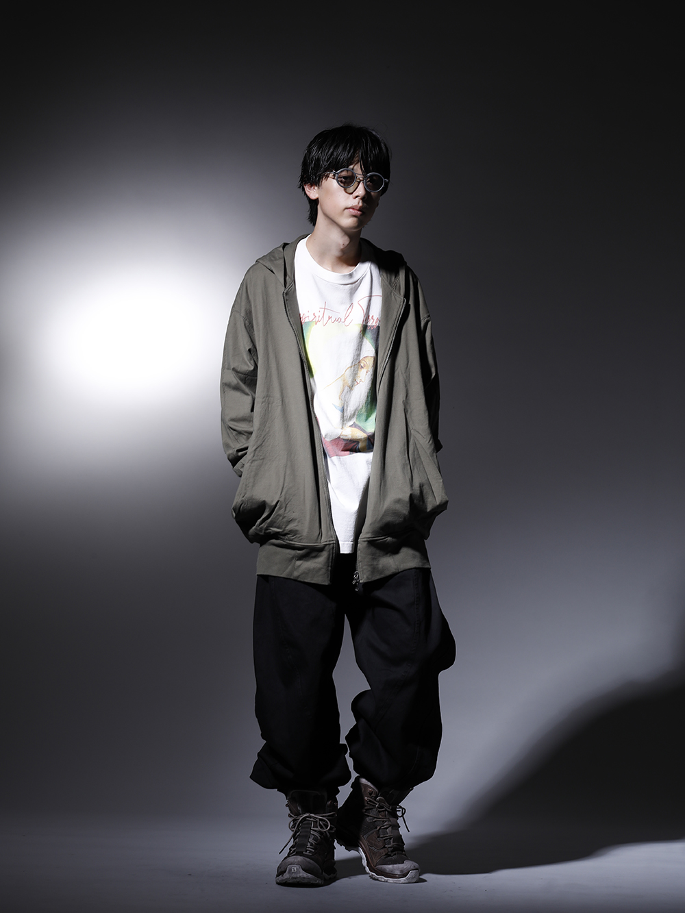 ユリウス / セントマイケル / イレブン バイ ボリス ビジャン サベリ / ザ ヴィリディアン / リガーズ 2022-23AW - アースカラーで作り上げるルーズシルエットスタイル - 787CUM4-agreen(ツイスト タック フーディー グリーン) SM-A22-0000-008(SPIRITUL MARIA ショートスリーブTシャツ) 797PAM10-BK(10oz ストレッチデニム コーティング トラウザーズ) BOOT2-GTX-WH-LR-ALL-DIRTY-GREY(BOOT2 GTX WH/LR/ALL DIRTY GREY) RG2001TVA-Gray-Gray-Clear(リガーズ コラボレーション サングラス グレー+グレー / L.ミラー) - 1-004