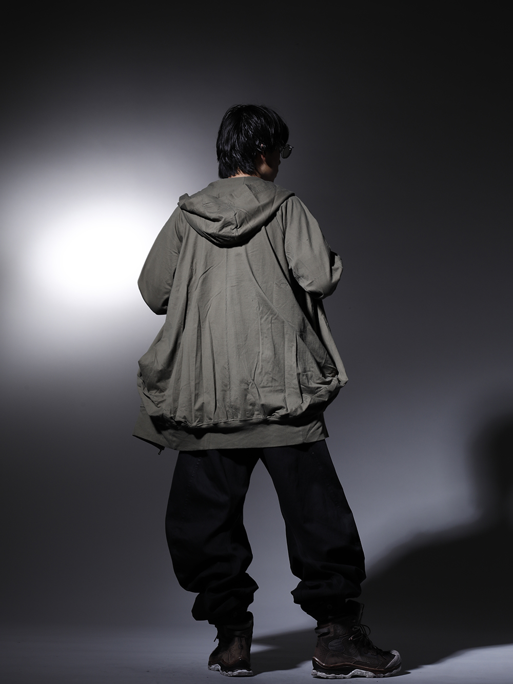 ユリウス / セントマイケル / イレブン バイ ボリス ビジャン サベリ / ザ ヴィリディアン / リガーズ 2022-23AW - アースカラーで作り上げるルーズシルエットスタイル - 787CUM4-agreen(ツイスト タック フーディー グリーン) SM-A22-0000-008(SPIRITUL MARIA ショートスリーブTシャツ) 797PAM10-BK(10oz ストレッチデニム コーティング トラウザーズ) BOOT2-GTX-WH-LR-ALL-DIRTY-GREY(BOOT2 GTX WH/LR/ALL DIRTY GREY) RG2001TVA-Gray-Gray-Clear(リガーズ コラボレーション サングラス グレー+グレー / L.ミラー) - 1-005