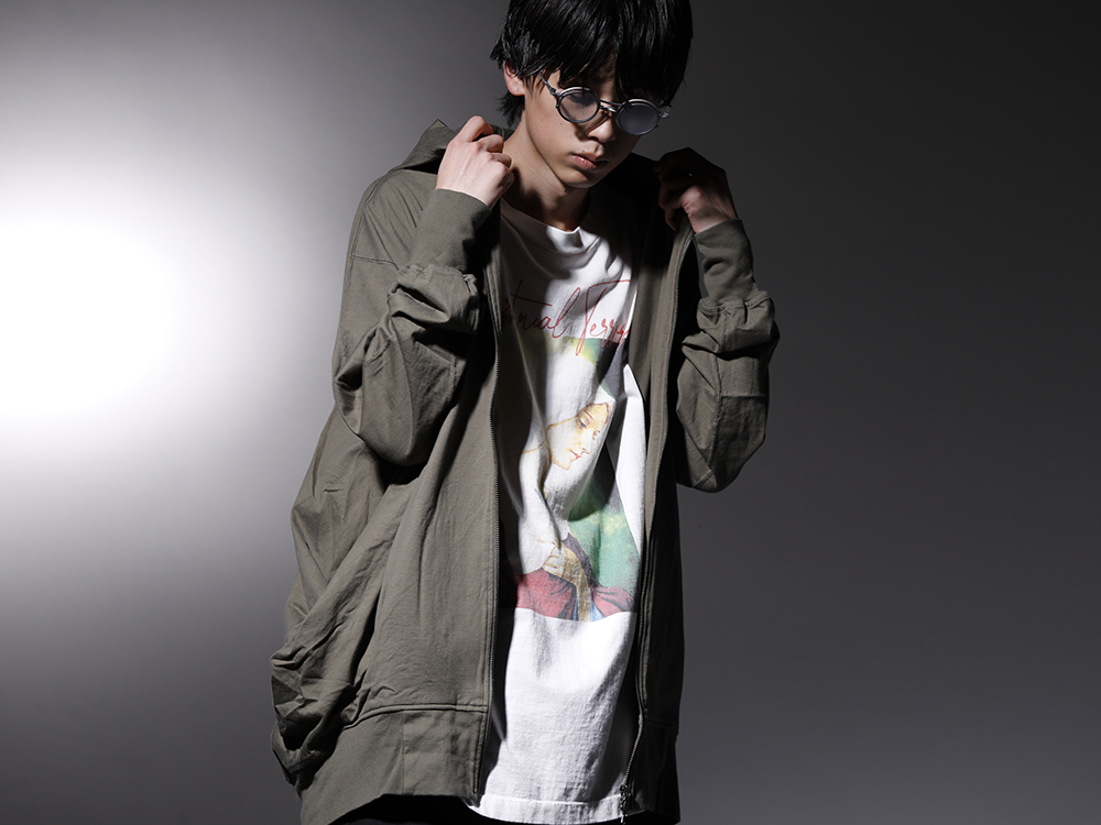 ユリウス / セントマイケル / ザ ヴィリディアン / リガーズ 2022-23AW カーキー色でやや薄手の生地感で今の秋スタイルにぴったりなブランドらしいドレープが美しいジップアップフーディー - ミニマルながらもブランドらしさを表現するタック使い - 787CUM4-agreen(ツイスト タック フーディー グリーン) SM-A22-0000-008(SPIRITUL MARIA ショートスリーブTシャツ) RG2001TVA-Gray-Gray-Clear(リガーズ コラボレーション サングラス グレー+グレー / L.ミラー) - 2-001