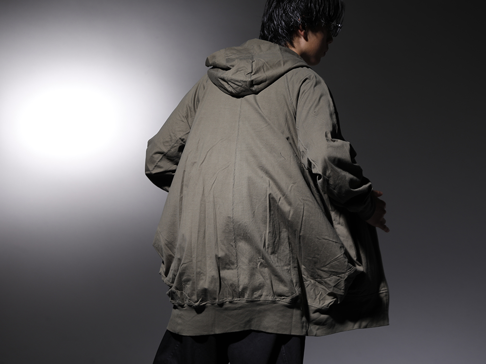 ユリウス 2022-23AW - ミニマルながらもブランドらしさを表現するタック使い - 787CUM4-agreen(ツイスト タック フーディー グリーン) - 2-003