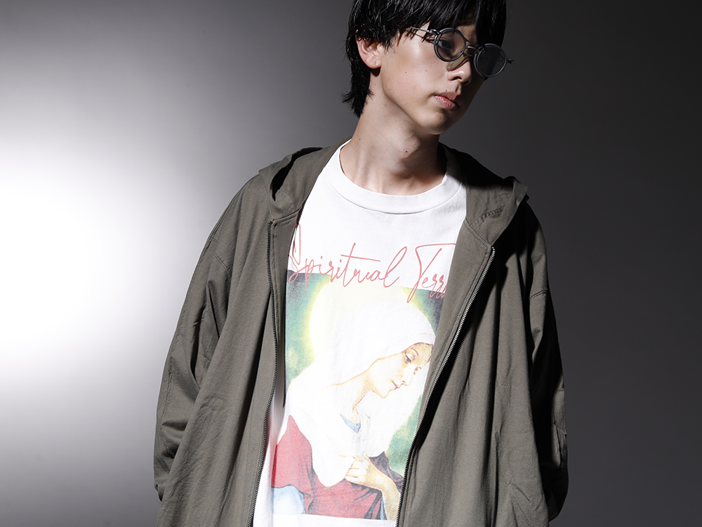 ユリウス / セントマイケル / ザ ヴィリディアン / リガーズ 2022-23AW - ミニマルながらもブランドらしさを表現するタック使い - 787CUM4-agreen(ツイスト タック フーディー グリーン) SM-A22-0000-008(SPIRITUL MARIA ショートスリーブTシャツ) RG2001TVA-Gray-Gray-Clear(リガーズ コラボレーション サングラス グレー+グレー / L.ミラー) - 2-004