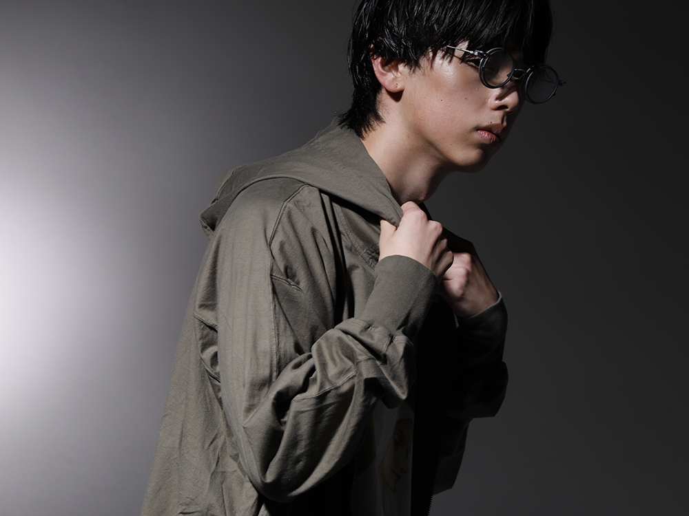 ユリウス / ザ ヴィリディアン / リガーズ 2022-23AW - ミニマルながらもブランドらしさを表現するタック使い - 787CUM4-agreen(ツイスト タック フーディー グリーン) RG2001TVA-Gray-Gray-Clear(リガーズ コラボレーション サングラス グレー+グレー / L.ミラー) - 2-005