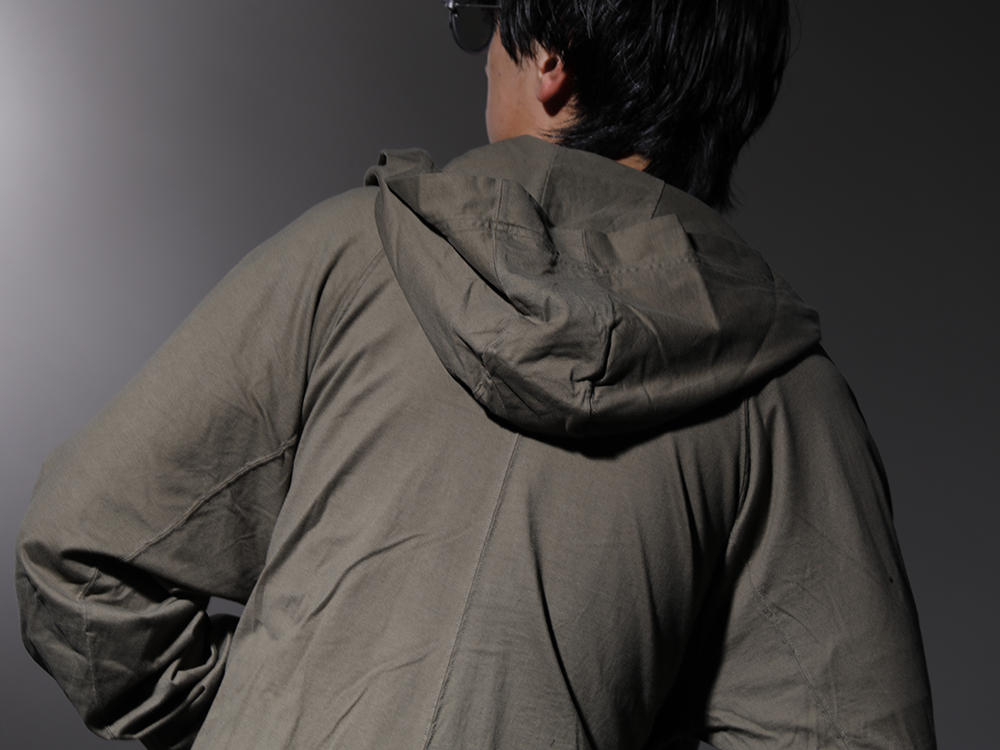 ユリウス 2022-23AW - ミニマルながらもブランドらしさを表現するタック使い - 787CUM4-agreen(ツイスト タック フーディー グリーン) - 2-006