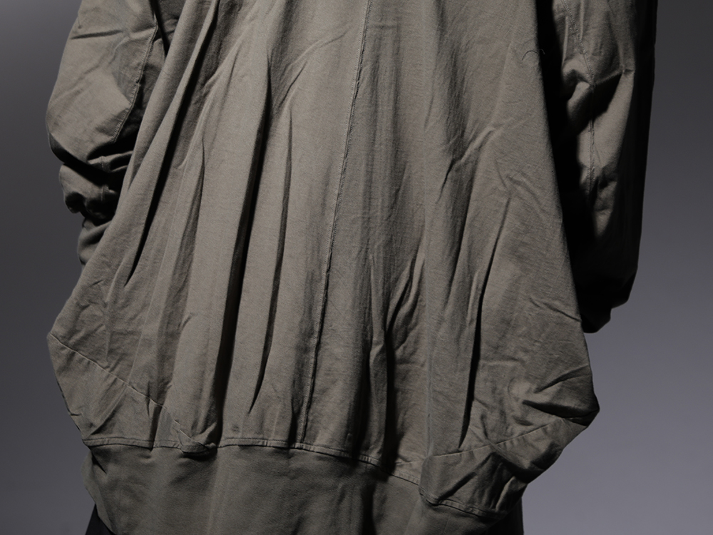 ユリウス 2022-23AW - ミニマルながらもブランドらしさを表現するタック使い - 787CUM4-agreen(ツイスト タック フーディー グリーン) - 2-007