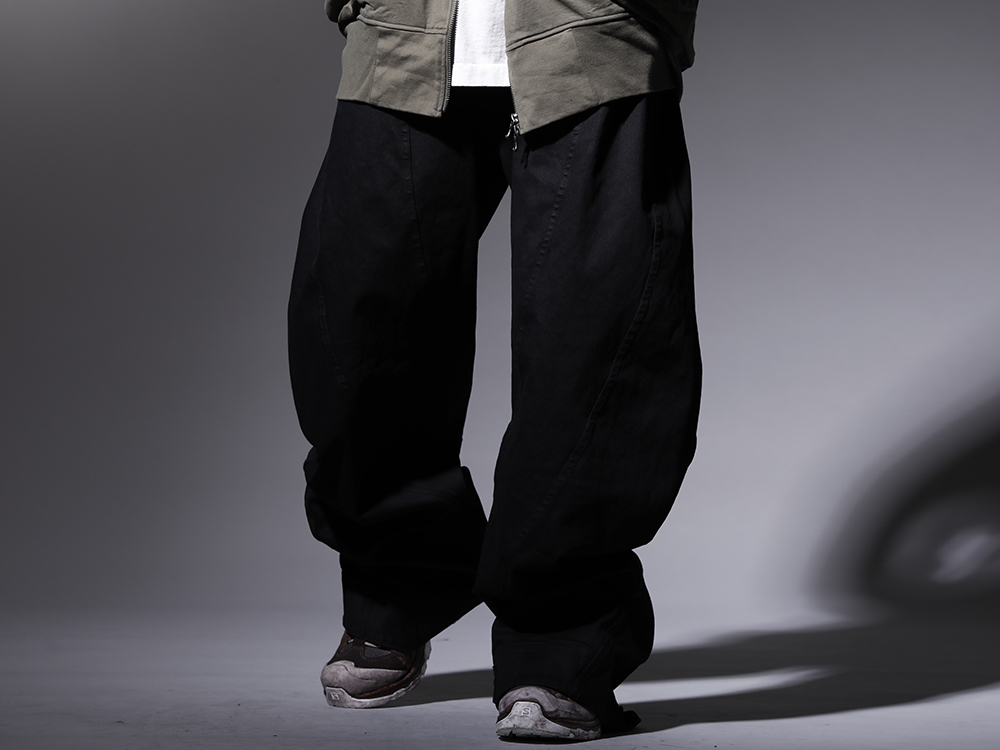 ユリウス / イレブン バイ ボリス ビジャン サベリ 2022-23AW - 独特なパターンで作られた立体的でワイドなシルエットを生み出すパンツ - 797PAM10-BK(10oz ストレッチデニム コーティング トラウザーズ) BOOT2-GTX-WH-LR-ALL-DIRTY-GREY(BOOT2 GTX WH/LR/ALL DIRTY GREY) - 3-001