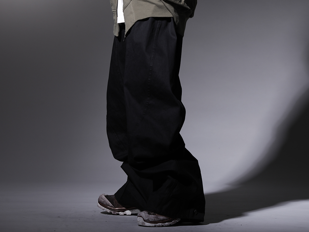 ユリウス / イレブン バイ ボリス ビジャン サベリ 2022-23AW - 独特なパターンで作られた立体的でワイドなシルエットを生み出すパンツ - 797PAM10-BK(10oz ストレッチデニム コーティング トラウザーズ) BOOT2-GTX-WH-LR-ALL-DIRTY-GREY(BOOT2 GTX WH/LR/ALL DIRTY GREY) - 3-002