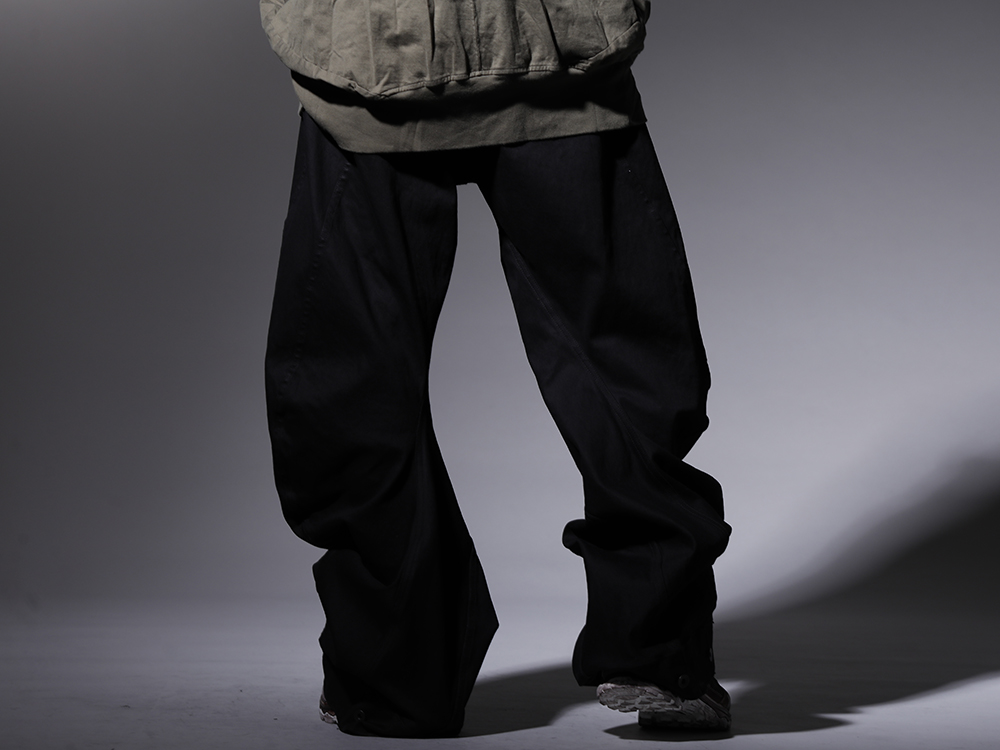 ユリウス / イレブン バイ ボリス ビジャン サベリ 2022-23AW - 独特なパターンで作られた立体的でワイドなシルエットを生み出すパンツ - 797PAM10-BK(10oz ストレッチデニム コーティング トラウザーズ) BOOT2-GTX-WH-LR-ALL-DIRTY-GREY(BOOT2 GTX WH/LR/ALL DIRTY GREY) - 3-003