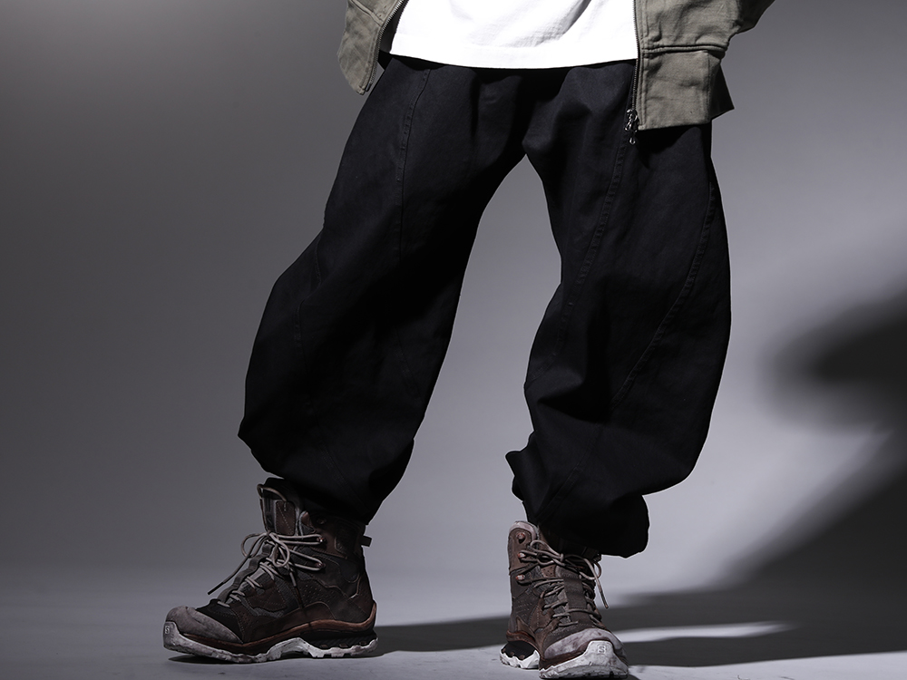 ユリウス / イレブン バイ ボリス ビジャン サベリ 2022-23AW - 独特なパターンで作られた立体的でワイドなシルエットを生み出すパンツ - 797PAM10-BK(10oz ストレッチデニム コーティング トラウザーズ) BOOT2-GTX-WH-LR-ALL-DIRTY-GREY(BOOT2 GTX WH/LR/ALL DIRTY GREY) - 3-004