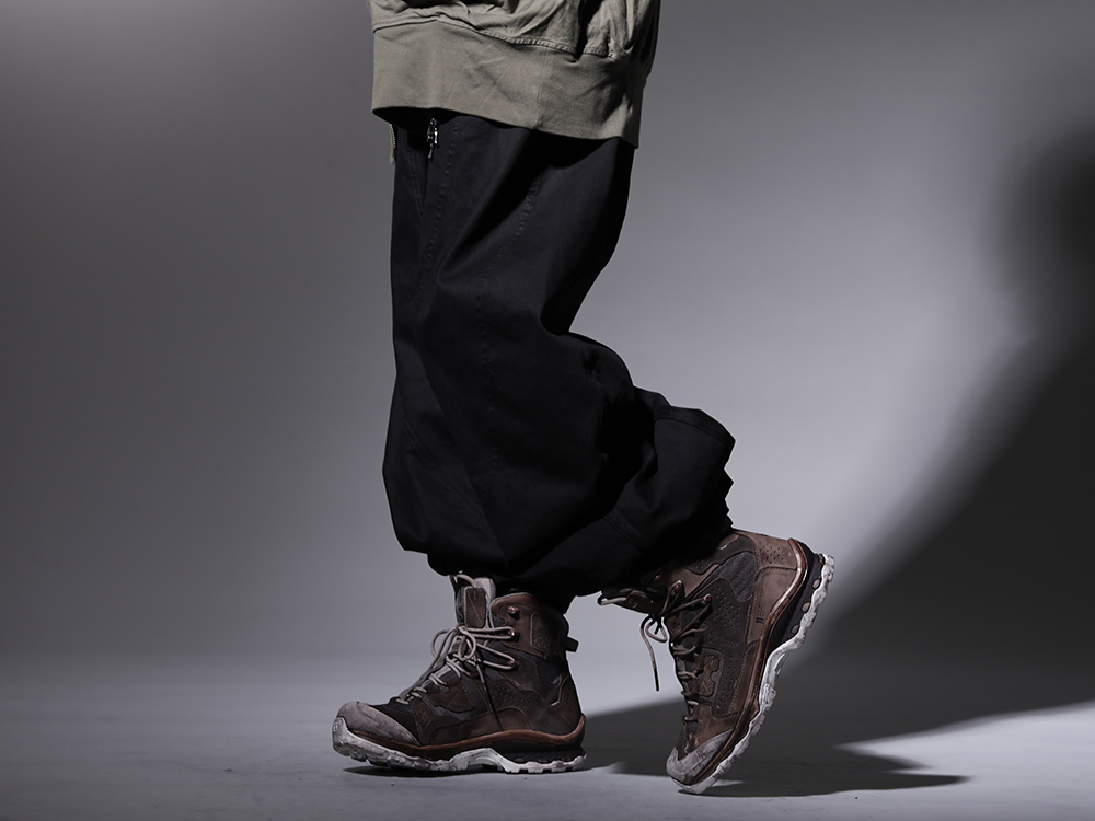 ユリウス / イレブン バイ ボリス ビジャン サベリ 2022-23AW - 独特なパターンで作られた立体的でワイドなシルエットを生み出すパンツ - 797PAM10-BK(10oz ストレッチデニム コーティング トラウザーズ) BOOT2-GTX-WH-LR-ALL-DIRTY-GREY(BOOT2 GTX WH/LR/ALL DIRTY GREY) - 3-005