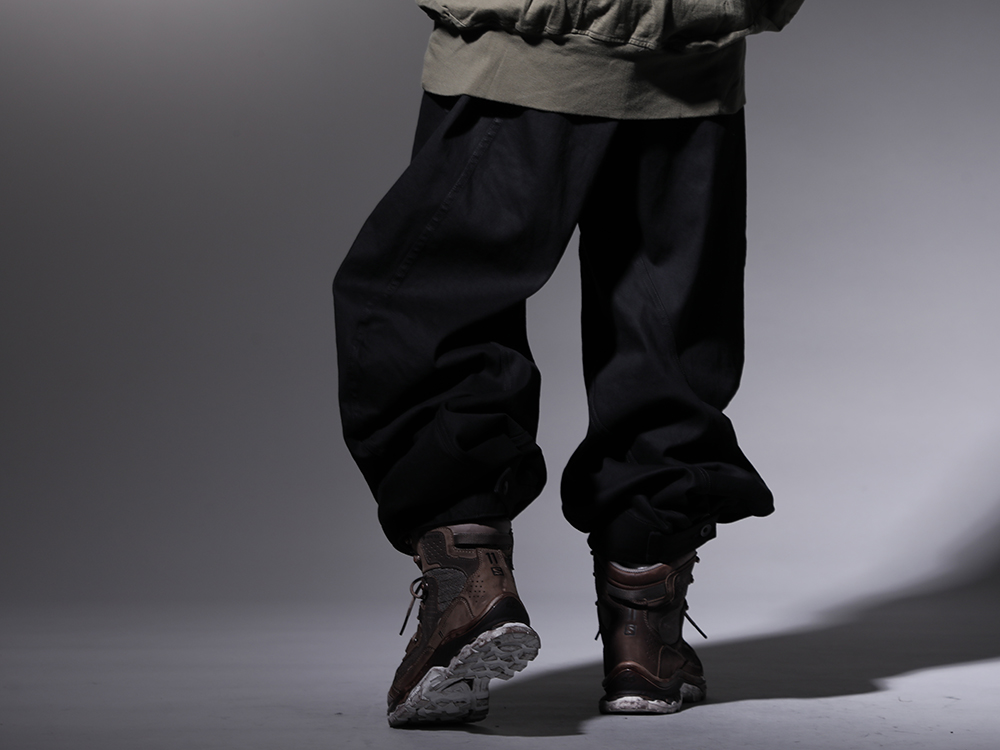 ユリウス / イレブン バイ ボリス ビジャン サベリ 2022-23AW - 独特なパターンで作られた立体的でワイドなシルエットを生み出すパンツ - 797PAM10-BK(10oz ストレッチデニム コーティング トラウザーズ) BOOT2-GTX-WH-LR-ALL-DIRTY-GREY(BOOT2 GTX WH/LR/ALL DIRTY GREY) - 3-006