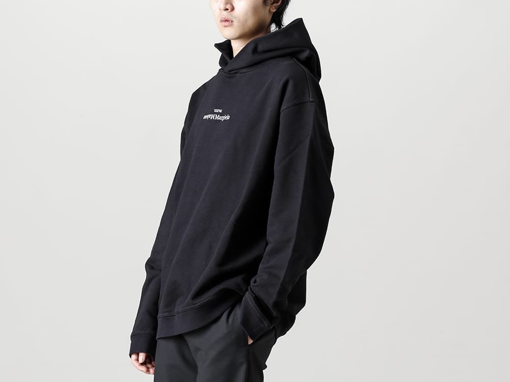 Maison Margiela 2022-23AW This is a standard pullover hoodie with a part of the brand logo on the front part changed and embroidered design. A relaxed silhouette with a drop shoulder design! -  S50GU0167 Hoodie Upside Down Logo