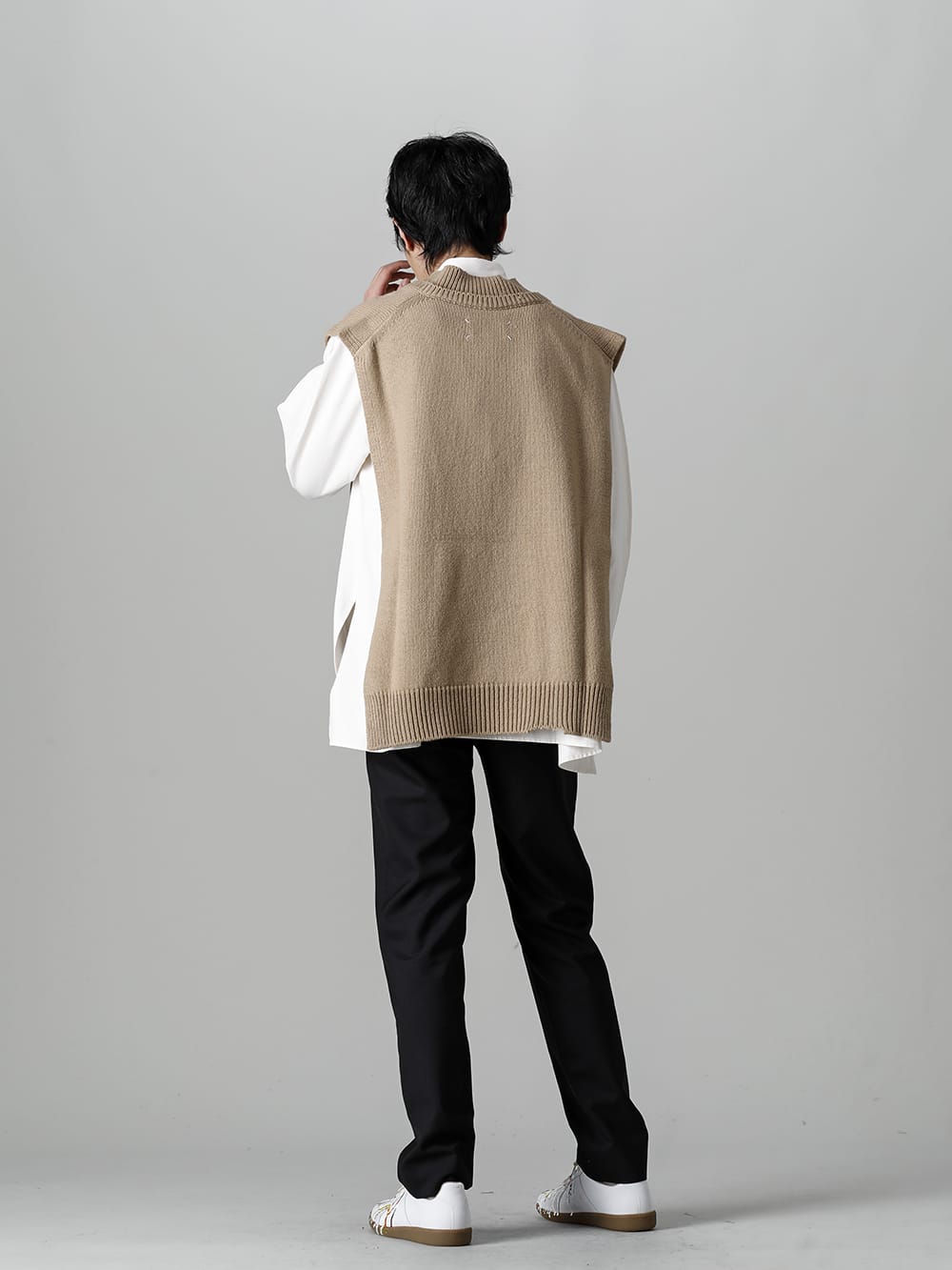 Maison Margiela - メゾン マルジェラ 2022-23AW スタイリング 見出し1 - SI1TH0001 ストール Beige - S50KA0530 ドローストリング パンツ - レプリカ ペインター スニーカー Off White 1-002